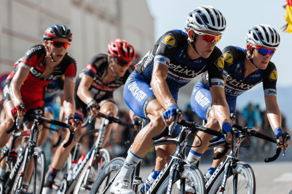 Atletas em competição de bike speed. Foto de Pixabay, Pexels.