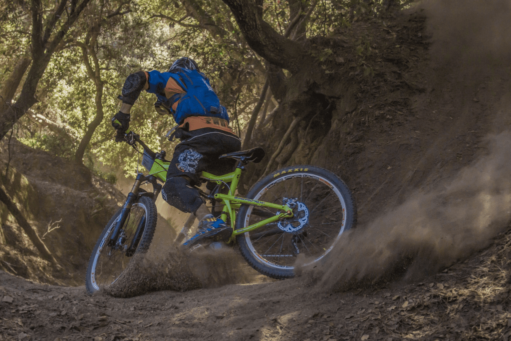 Ciclista freando em mountain bike - Fonte: Pixabay
