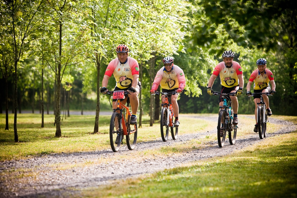 Ciclistas pedalando juntos - Fonte: Pixabay