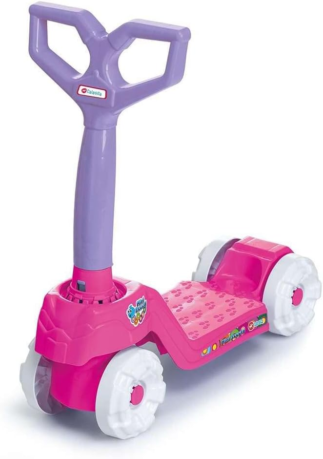 Imagem mostrando o Mini Patinete Calesita Menina, que é visto parcialmente de lado, e possui guidão lilás, deck cor de rosa vibrante e 4 rodas brancas. O fundo é branco. Imagem: Amazon.