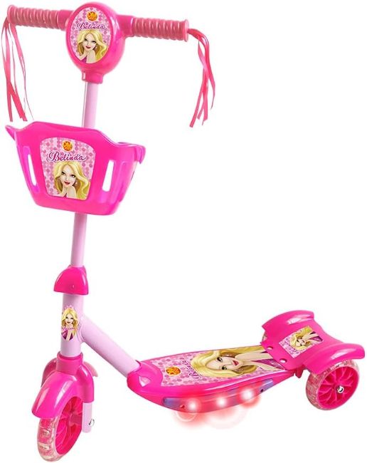 Imagem mostrando o Patinete Belinda DM Toys, visto de lado. O patinete possui estrutura em um rosa bem claro, quase branco, manoplas, deck, guidão e cestinha cor de rosa. Há estampas da personagem Belinda em vários locais, como no deck e na frente da cesta. O patinete tem fitinhas cor de rosa saindo das manoplas e 3 luzes acesas na lateral do deck. Imagem: Amazon.