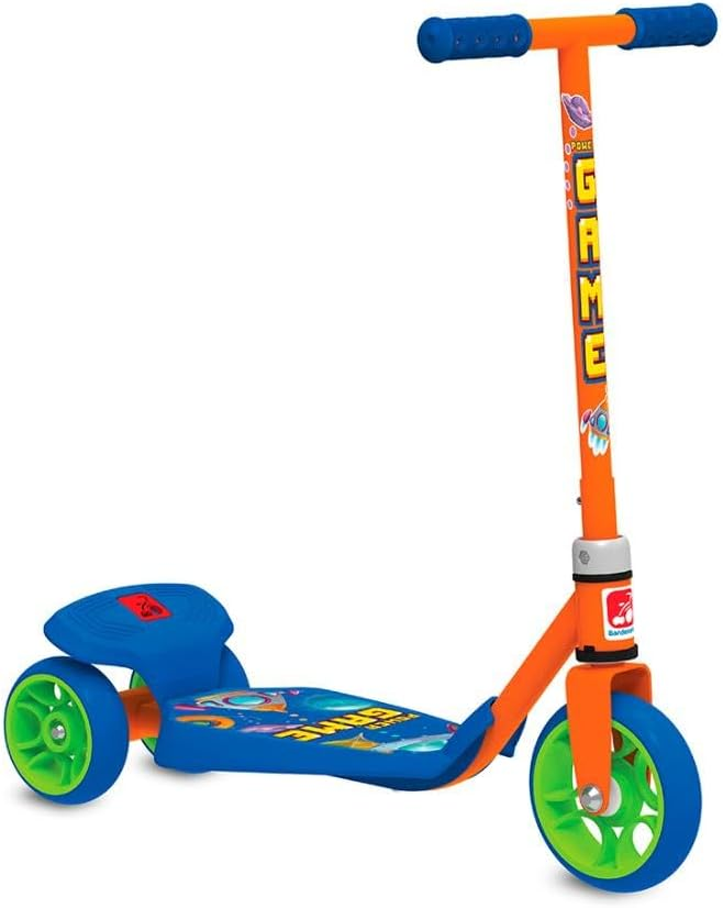Imagem mostrando o Patinete Power Game Bandeirante, visto de lado, possui guidão e estrutura laranja, manoplas azuis, deck azul com estampa de paisagem espacial divertida escrito “power game”, rodas azuis na parte externa e verdes na parte interna. O fundo é branco. Imagem: Amazon.