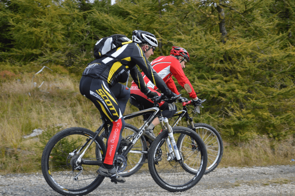 Pessoas pedalando com roupas de ciclismo - Fonte: Pixabay