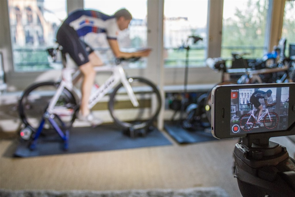 Foto: iStock. Uso de câmera para análise 2D da pedalada.